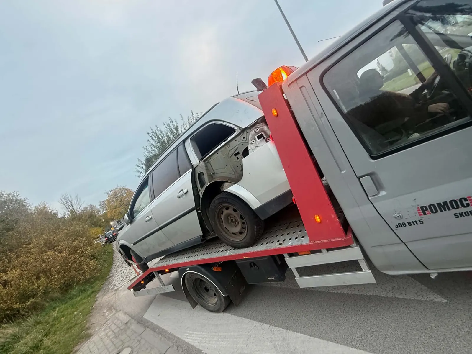 Uszkodzone srebrne kombi odkupione przez JG Cars na lawecie