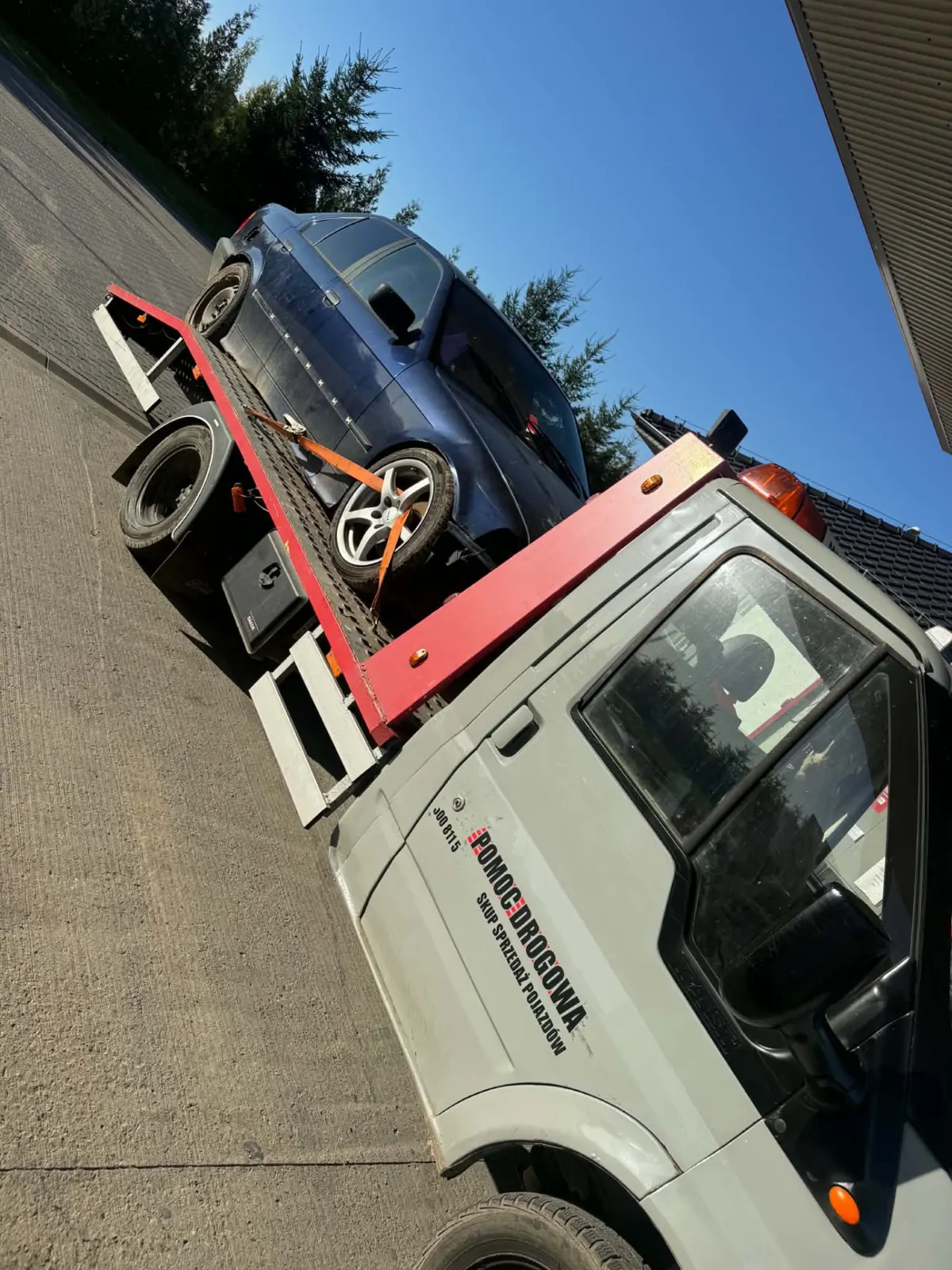 Granatowe auto odkupione przez JG Cars na lawecie
